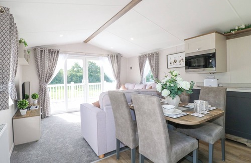 Swannington Cottage | STORK LODGE, family friendly, with hot tub in Coalville