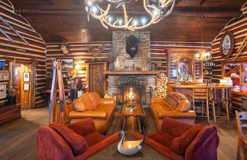 Castle Junction Hotel | Storm Mountain Lodge & Cabins