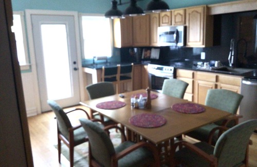 Perry House | STORMFIELD WESTnCountry charm nestled in Perry Mo, 3 miles from Mark Twain Lake