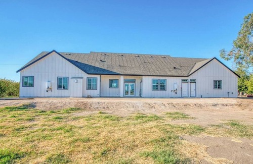 Madera House | Stormtroopers getaway near the gateway to the Sierras and Yosemite.
