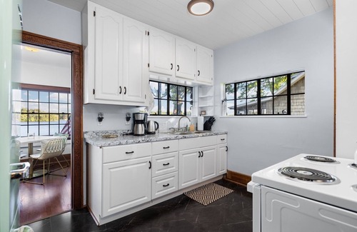 Lupton House | Storybook cottage Hot Tub Fireplace 4 bd 2 bath.