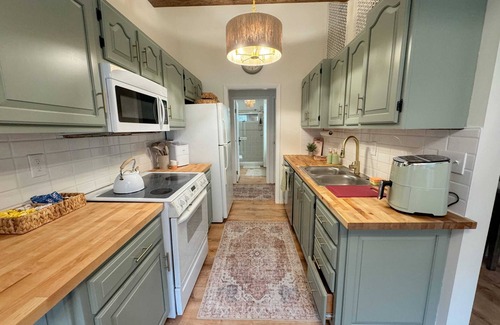 Wheeler House | Storybook Cottage on the Pond! Sleeps 8!