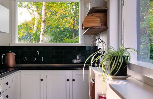 Daylesford House | Storybook Cottage-surrounded by expansive gardens
