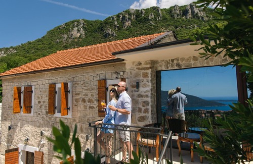 Podi Villa | Stoun villa bellavista private pool