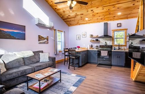 Fayetteville Cabin | Stout Grove - New House minutes from the New River Gorge National Park