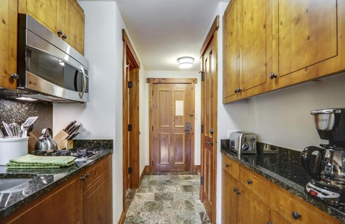 Stowe Area Condo | Stowebound: Spruce Peak studio w/fireplace, a/c and resort amenities!
