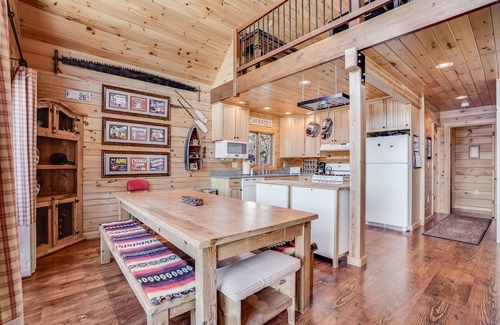 Lyle House | Straight From The Heart, Cozy Log Cabin at Hartland Lake Near Lyle