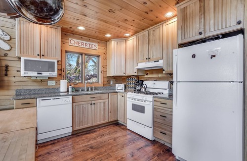 Lyle House | Straight From The Heart, Cozy Log Cabin at Hartland Lake Near Lyle