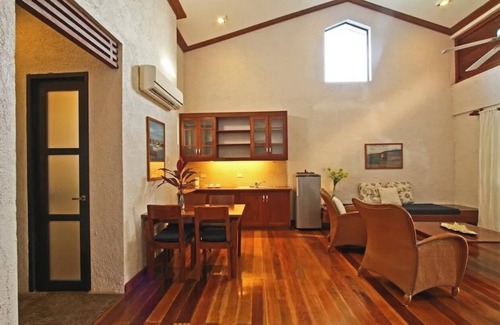 Yapak House | Strand hotel in Boracay with AC, WiFi, fitness room