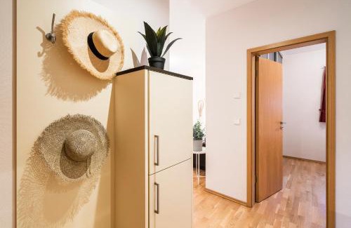 Ostseebad Ahrenshoop Apartment | Strandleben 01 - Georg Grosz