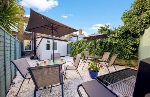 West Ham House | Stratford, London - Glamorous Three-Bedroom House