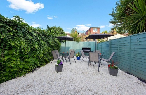 West Ham House | Stratford, London - Glamorous Three-Bedroom House