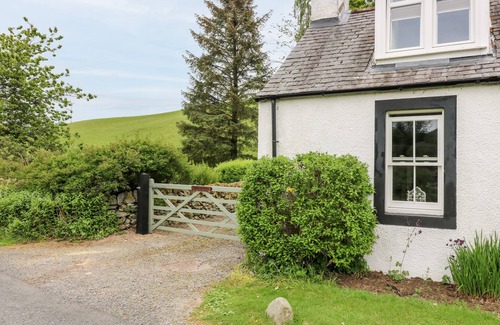 Beattock Cottage | STRATHANNAN, pet friendly, with open fire in Moffat