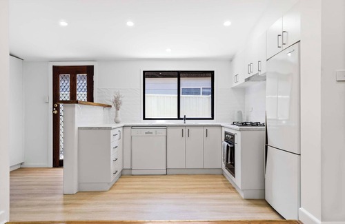 Strathdale House | Strathdale Stay - Cozy & Pet Friendly