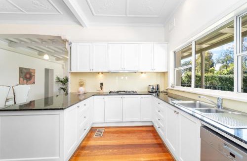 Strathfield House | Strathfield Stylish 6br house with Pool Tennis