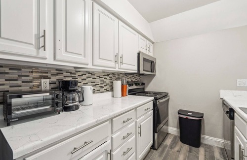 South Arlington Apartment | Stratton 401A I Spacious 2 Bed 1.5 Bath