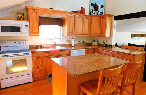 Jamaica House | STRATTON SKI HOUSE BUILT FOR FUN, HOT TUB, SAUNA, MAN CAVE, MORE