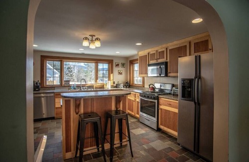 South Londonderry House | Stratton View Farmhouse + Guesthouse, 2 Rentals! Minutes to Mtn and more!