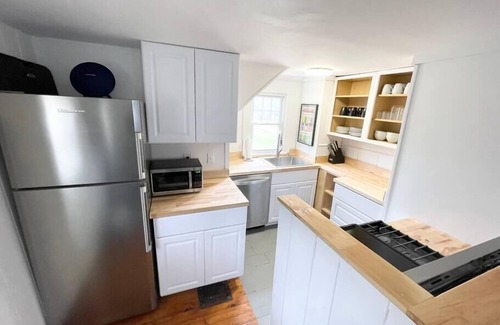 South Londonderry House | Stratton View Farmhouse + Guesthouse, 2 Rentals! Minutes to Mtn and more!