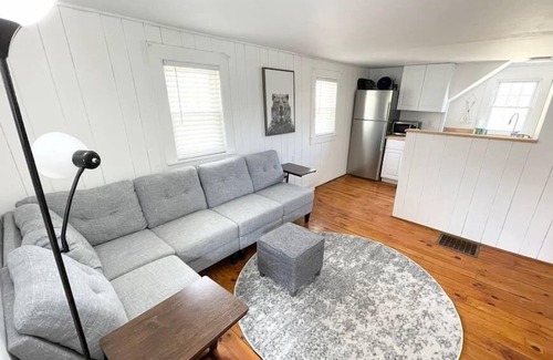 South Londonderry House | Stratton View Farmhouse + Guesthouse, 2 Rentals! Minutes to Mtn and more!