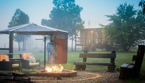Dalveen Bed & Breakfast | Straw House Farm - STANTHORPE