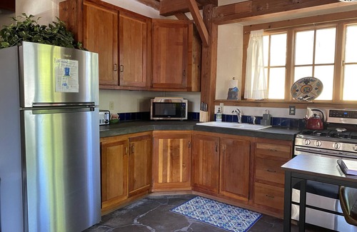 Old Bend House | Strawbale Basecamp-Salt Hot Tub, AC, Heated Floors, Fireplace, 100+ wifi, 30nts
