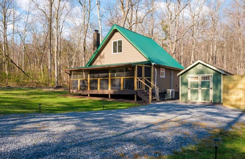 Shenandoah Cabin | Stream On: Hot tub, Firepit, Bocce Ball, Horse Shoes, Outdoor Ping Pong Table