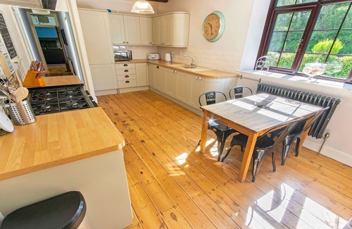 Georgeham Cottage | Streamways Slps 12-16 Hot Tub* with Views & Cabin