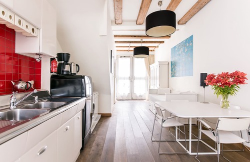 Amsterdam City Centre Bed & Breakfast | Street Level Studio Apartment in Amsterdam City Centre.