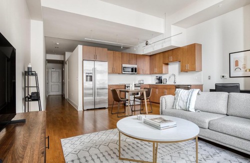 Streeterville Apartment | Streeterville 1br w pool roof gym nr lakefront CHI-827