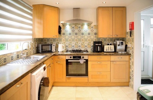 Bramcote House | Strelley House 2, off-street parking, Perfect for Family & Contractor friendly