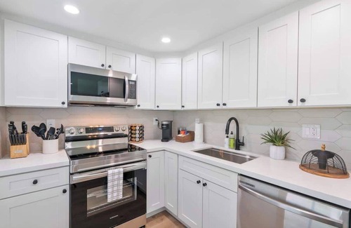 Lake Ridge Apartment | Stress-Free Luxury: Near Beach/Downtown