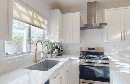 Spring Valley House | Strip view is master back yard hottub,BBQ 8 minutes to strip