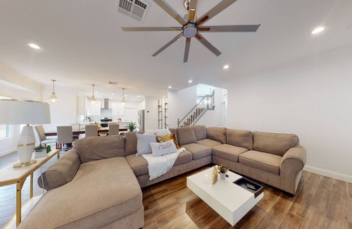 Spring Valley House | Strip view is master back yard hottub,BBQ 8 minutes to strip