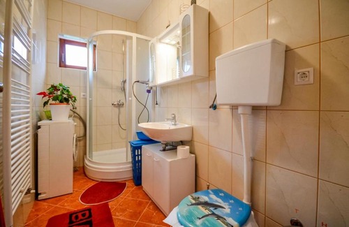 Strmac Apartment | Strmac Apartment Sleeps 5 Pool Air Con WiFi