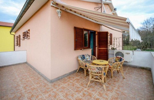 Strmac Apartment | Strmac Apartment Sleeps 5 Pool Air Con WiFi