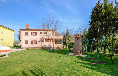 Strmac Apartment | Strmac Apartment Sleeps 5 Pool Air Con WiFi
