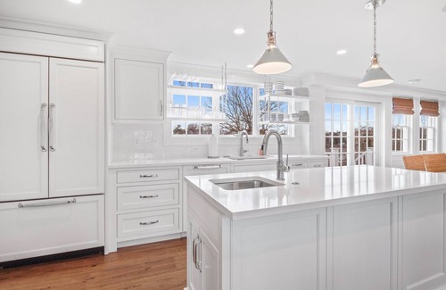 Chatham House | Stroll to Chatham's Popular Shops & Dining/Or Walk to Andrew Hardings Beach from This NEW Impeccable Compound