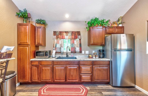 West Sedona House | Stroll to Red Rock trails w HOT TUB! Modern 1 Bd, W. Sedona
