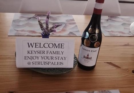 L'Agulhas House | Struispaleis