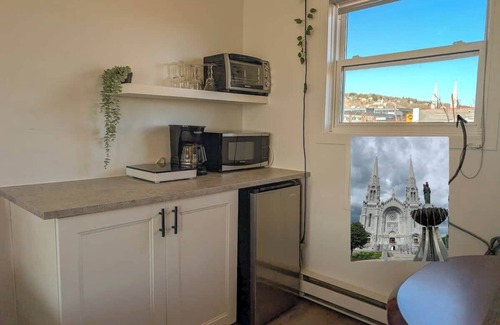 Ste Anne de Beaupre Apartment | Studio 16 | 2 Min Waterfront | BBQ & Fireplace