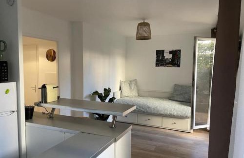 Saint-Quentin-en-Yvelines Apartment | Studio 28 m2 & jardin privatif 20 m2
