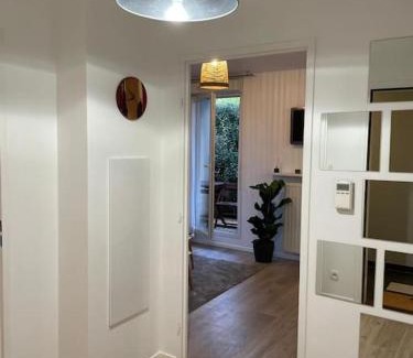 Saint-Quentin-en-Yvelines Apartment | Studio 28 m2 & jardin privatif 20 m2