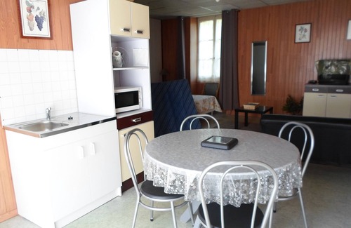 Daglan Apartment | Studio 35 m2 with view of the old mill canal near downtown rue de la gare