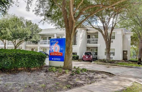 Southbelt/Ellington Hotel | Studio 6-Houston, TX - Hobby South