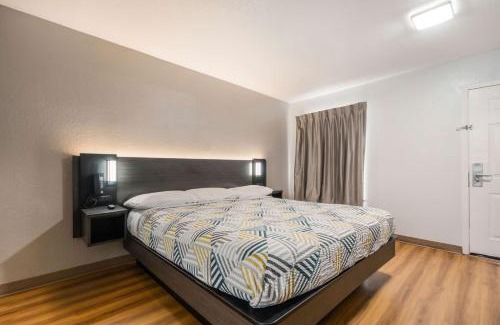 Bonanza Hotel | Studio 6 Laredo, Tx - North I-35