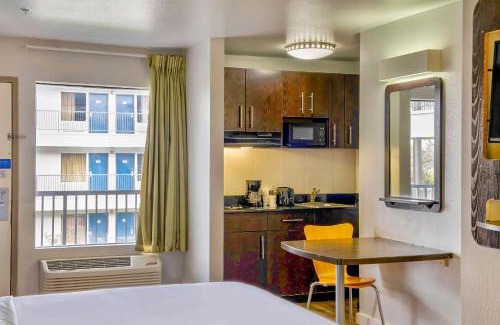 North San Antonio - SAT Hotel | Studio 6-San Antonio, TX - Airport