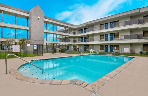 North San Antonio - SAT Hotel | Studio 6-San Antonio, TX - Airport