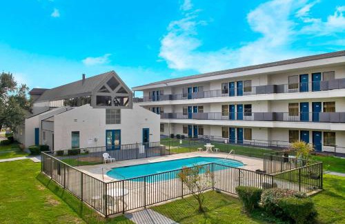 North San Antonio - SAT Hotel | Studio 6-San Antonio, TX - Airport