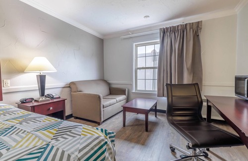 Dallas Design District Hotel | Studio 6 Suites - Dallas, TX - Downtown